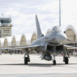 Un avión de combate en la base aérea de Morón