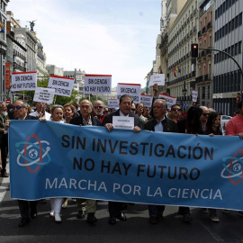 Científicos españoles se suman frente al Ministerio de Educación, en Madrid, a la marcha mundial por la ciencia. EFE/Víctor Lerena