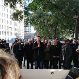El regidor de Guanyem Badalona en Comú, Jose Téllez, davant la Ciutat de la Justícia, acompanyat per dirigents polítics i socials. @aramateix