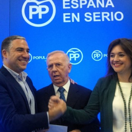 El presidente provincial, Elías Bendodo, el exalcalde de Torremolinos, Pedro Fernández Montes, y la presidenta de la Mancomunidad Occidental, Margarita del Cid, en un acto del PP de Málaga. / Populares Málaga