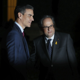 El presidente del Gobierno, Pedro Sánchez, saluda al presidente de la Generalitat, Quim Torra (d). / EFE - ANDREU DALMAU