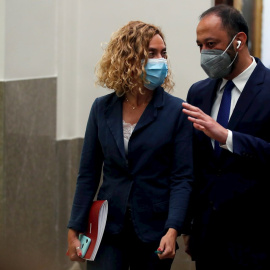 25/05/2021.- La presidenta del Congreso, Meritxell Batet (i), conversa con el vicepresidente primero de la Mesa del Congreso Alfonso Rodríguez Gómez (d) mientras se dirigen a participar en una reunión de la Mesa del Congreso este martes en 