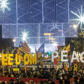 21/12/2018.- Manifestación unitaria del independentismo que bajo el lema "Tumbemos el régimen. Por los derechos sociales y políticos y por la autodeterminación. Contra la represión", se lleva a cabo esta tarde en Barcelona, en el primer ani
