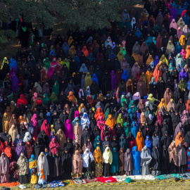 Musulmanes celebran el primer día de la festividad musulmana de Idu Al-Fitr, que marca el final del mes sagrado del Ramadán, en la Escuela Superior Eastleigh en Eastleigh, un suburbio de Nairobi. REUTERS / Bonifacio Mwangi