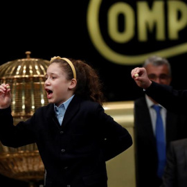 Las niñas de San Ildefonso Aya Ben Hamdouch y Carla García Villnueva muestran el número 03.347 que ha sido agraciado con el primer premio, el Gordo. /EFE