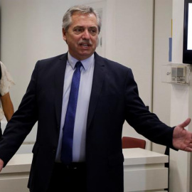 03/09/2019.- El peronista Alberto Fernández, tras impartir una clase magistral en la Universidad Camilo José Cela. Fernández. EFE/David Fernández