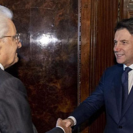 El presidente italiano, Sergio Mattarella, estrecha la mano al primer ministro, Giuseppe Conte. / EFE