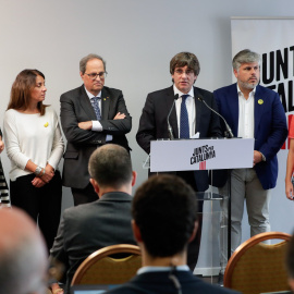 Carles Puigdemont y el president de la Generalitat, Quim Torra, en una comparecencia en Bruselas, tras una reunión  de dirigentes y cargos electos de JxCat en la capital belga.. EFE/EPA/STEPHANIE LECOCQ