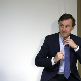 El diputado electo por el PP Rafael Hernando posa tras la presentación de sus credenciales hoy en el Congreso. EFE/Emilio Naranjo