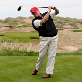 Imagen de archivo de Donald Trump jugando al golf. REUTERS/David Moir