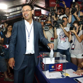 Josep Maria Bartomeu al depositar su voto en el Camp Nou. /EFE