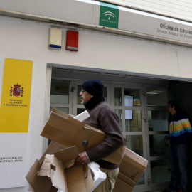 Un hombre pasa junto a una oficina de empleo en la localidad malagueña de Ronda. REUTERS