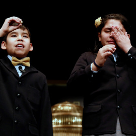 Nerea Pareja Martínez y Alonso Dávalos Durán, primera pareja de niños en el sorteo Sorteo Extraordinario de Navidad. / EFE - MARISCAL