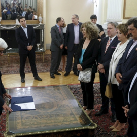 El primer ministro griego Tsipras, durante la ceremonia de la jura de los nuevos ministros de su gobierno en el palacio presidencial de Atenas. /REUTERS