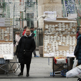 Puestos de venta de boletos de la lotería de Navidad en la Puerta del Sol de Madrid. / EFE - J.J. GUILLÉN