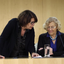 La alcaldesa de Madrid, Manuela Carmena (d), y la delegada del Área de Medio Ambiente y Movilidad, Inés Sabanés (i). /EFE