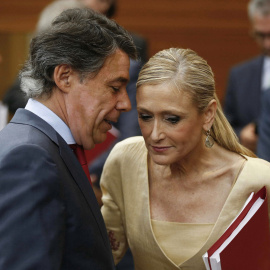 Cristina Cifuentes habla con el presidente de la Comunidad de Madrid en funciones, Ignacio González, tras presentar su programa de gobierno en la primera jornada del pleno de investidura. EFE/Paco Campos