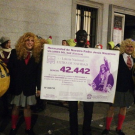 Los responsables de seguridad del Teatro Real han requisado por motivos de seguridad dos enormes bolas y un décimo gigante. / EUROPA PRESS