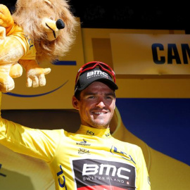 Greg Van Avermaet, con el maillot amarillo tras ganar la etapa del Tour de este miércoles. EFE/Kim Ludbrook