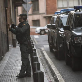 Agentes de la Guardia Civil registran el domicilio del barrio de San Francisco de Bilbao donde vive el hombre argelino arrestado esta mañana por adoctrinamiento del yihadismo. /EFE