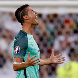 Cristiano celebra la clasificación de Portugal para la final de la Eurocopa. REUTERS/Darren Staples