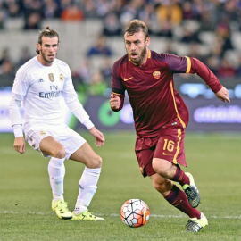 Bale mira a De Rossi en el partido disputado en Melbourne. /EFE
