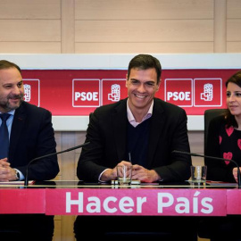 El secretario general del PSOE, Pedro Sánchez, flanqueado por Adriana Lastra, y el secretario de Área de Organización, José Luis Ábalos. | LUCA PIERGIOVANNI (EFE)