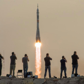 Fotografía cedida por la NASA de fotógrafos mientras capturan el despegue de la nave rusa Soyuz MS-01. EFE