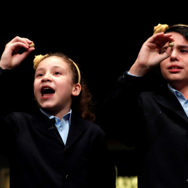 Las niñas de San Ildefonso Aya Ben Hamdouch y Carla García Villnueva muestran el número 03.347 que ha sido agraciado con el primer premio, el Gordo. / EFE - CHEMA MOYA