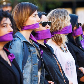 Mujeres participan en la manifestación Todas en Silencio hoy, miércoles 8 de marzo 2017, frente al Palacio de Gobierno La Moneda, durante la conmemoración del Día Internacional de la Mujer, en Santiago (Chile). EFE/Esteban Garay