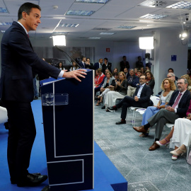 El presidente del Gobierno en funciones, Pedro Sánchez, presenta a la ministra de Economía y Empresa en funciones, Nadia Calviño, que inaugura la primera edición de los Desayunos Efeminista, en la sede de la Agencia Efe, en Madrid. EFE/Chem