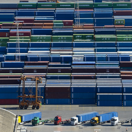 Vista de los contenedores de la terminal de carga del Puerto de Barcelona. AFP/Josep Lago