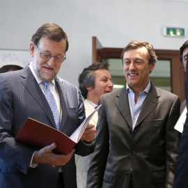 El presidente del Gobierno en funciones, Mariano Rajoy (i), junto al portavoz parlamentario del PP, Rafael Hernando (d), hoy en el Congreso, donde ha acudido entregar su credencial como diputado de la XII legislatura. EFE/Juan Carlos Hidalg