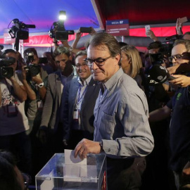 El presidente de la Generalitat, Artur Mas, deposita su voto durante las elecciones a presidente del FC Barcelona, en las que 109.637 socios están llamados en el Camp Nou para escoger nuevo presidente azulgrana para los seis próximos años. 