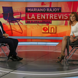 El presidente del Gobierno, Mariano Rajoy, durante la entrevista con la periodista Gloria Lomana, en Antena 3. EFE/Alberto Martín