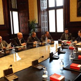 Roger Torrent preside la reunión semanal de la Mesa del Parlament, en la que se ha aplazado la admisión a trámite de la reforma de la ley de Presidencia que propugna JxCat, pensada para permitir una investidura a distancia. EFE/Toni Albir