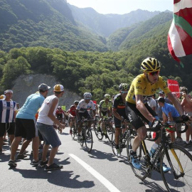 Chris Froome en el Tour: "Un espectador me ha tirado un vaso con orina y me ha gritado 'dopado'". /REUTERS