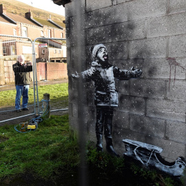 Obra de Banksy en un pueblo de Gales. REUTERS/Rebecca Naden