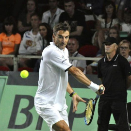 El tenista español Tommy Robredo que devuelve una bola al ruso Evgeny Donskoy . /EFE