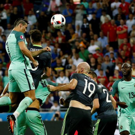 Cristiano se eleva por encima de los defensas galeses para marcar el primer gol de Portugal. /EFE