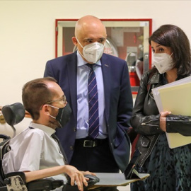 El portavoz de Unidas Podemos en el Congreso, Pablo Echenique; el secretario general del Grupo Socialista en el Congreso, Rafael Simancas; y la portavoz del PSOE en el Congreso, Adriana Lastra, conversan a su llegada a una Junta de Portavoc