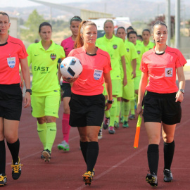 La colegiada Marta Huerta antes del comienzo de la semifinal de la Copa del Reina entre el Levante y el Barça.