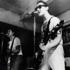 Concierto de Kortatu en el Gaztetxe de Egia, en el año 1987. Fermin a la izquierda e Iñigo a la derecha.