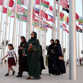 14-11-22 Mujeres paseando por la Plaza de las Banderas en Doha.