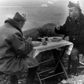 El general Franco almorzando con el general Dávila durante la Guerra Civil española. Archivo EFE