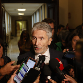 El ministro de Interior, Fernando Grande-Marlaska, atiende a la prensa antes de su comparecencia en la comisión de control de los créditos.