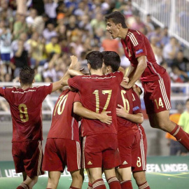 Los jugadores de España celebran uno de los goles durante la final del Europeo sub-19 que las selecciones de España y Rusia disputan hoy en el estadio municipal de Katerini, Grecia. EFE/Vasilis Ververidis