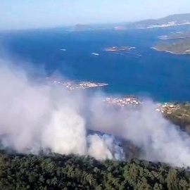 05/09/2019.- Fotografía facilitada por la Xunta de Galicia, de los servicios de extinción del incendio forestal de Miñortos, en  Porto do Son. / EFE