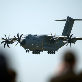 Un A400M en fase de aterrizaje en Berlín. JOHANNES EISELE / AFP