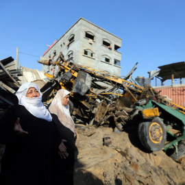 Dos mujeres se lamentan tras un bombardeo israelí en Gaza hace unos días. REUTERS/Ibraheem Abu Mustafa